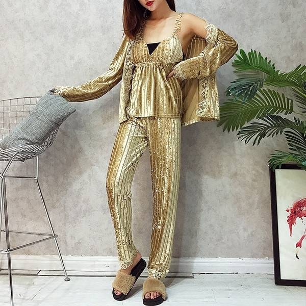 Κομψές κυρίες πιτζάμες σε τρία χρώματα, τρία μέρη