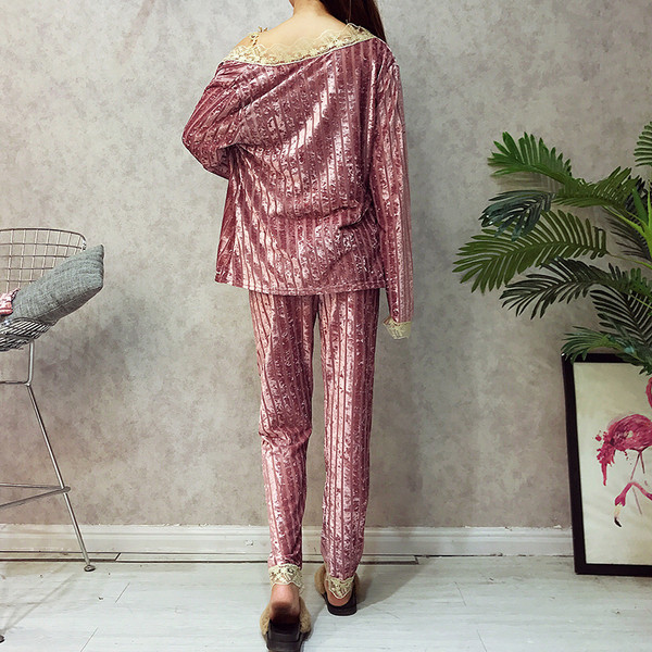 Κομψές κυρίες πιτζάμες σε τρία χρώματα, τρία μέρη