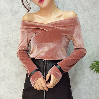 Κομψή, γεμάτη μπλούζα με γυμνούς ώμους