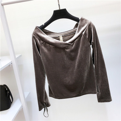 Κομψή, γεμάτη μπλούζα με γυμνούς ώμους