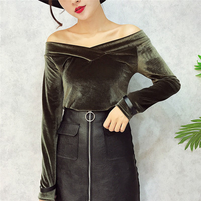 Κομψή, γεμάτη μπλούζα με γυμνούς ώμους