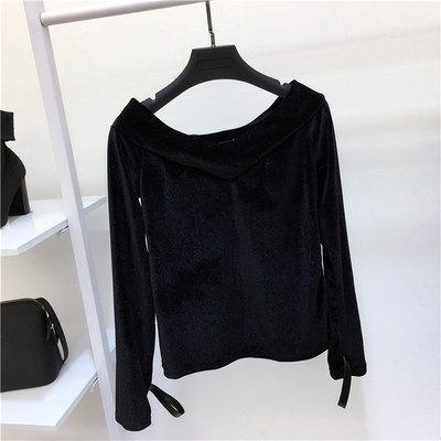 Κομψή, γεμάτη μπλούζα με γυμνούς ώμους