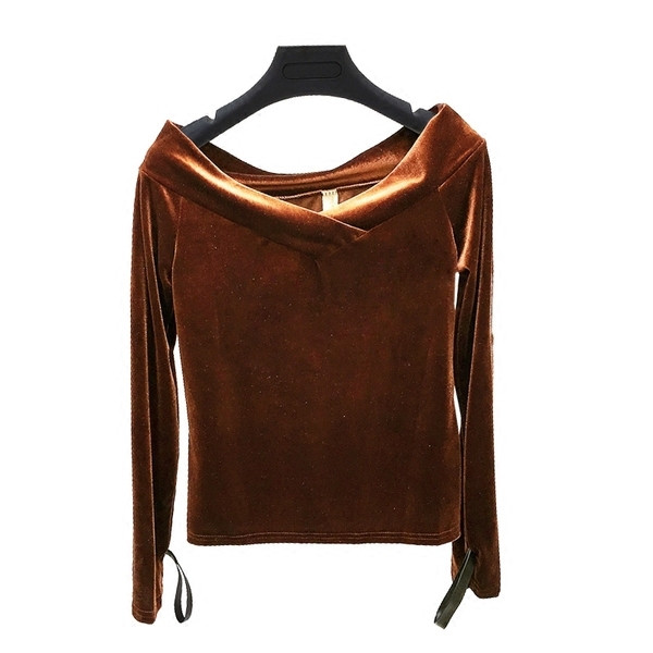 Κομψή, γεμάτη μπλούζα με γυμνούς ώμους