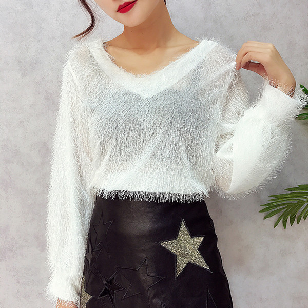 Κομψή γυναικεία μπλούζα με ντεκολτέ σε σχήμα V με περιθώρια