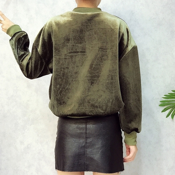 Γυναικεία βελούδο με επιγραφή και floral διακόσμηση