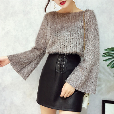 Κομψή κυρία μπλούζα σε ένα ευρύ σχέδιο