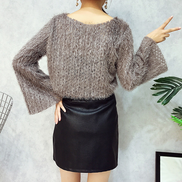 Κομψή κυρία μπλούζα σε ένα ευρύ σχέδιο