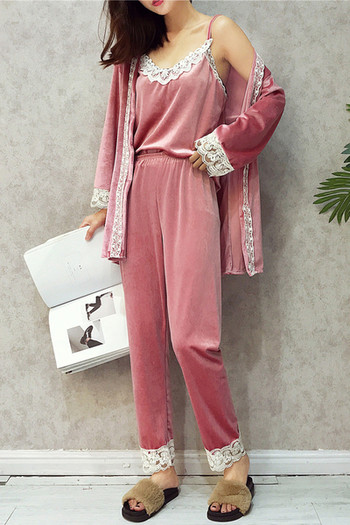 Стилна плюшена дамска пижама от три части