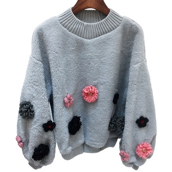Широк дамски пуловер с флорална декорация