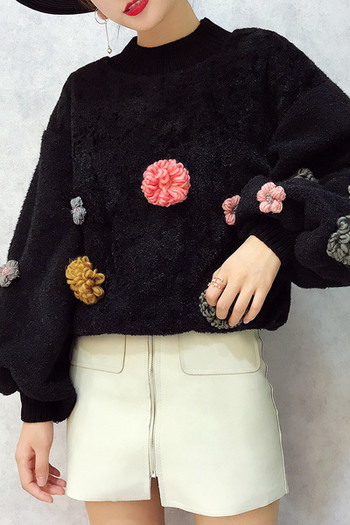 Ευρύ πουλόβερ κυρίες με floral διακόσμηση