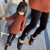 Η καθημερινή σφήνα του παιδιού είναι μαύρη με χνουδωτές μπάλες