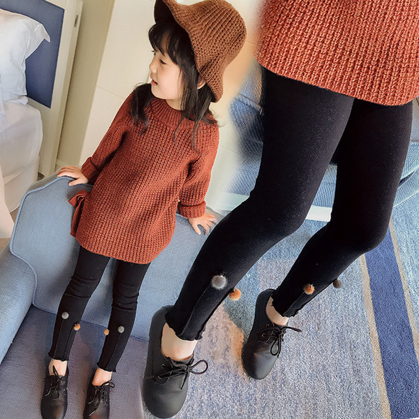 Η καθημερινή σφήνα του παιδιού είναι μαύρη με χνουδωτές μπάλες