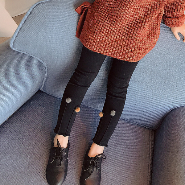 Η καθημερινή σφήνα του παιδιού είναι μαύρη με χνουδωτές μπάλες