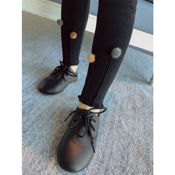 Η καθημερινή σφήνα του παιδιού είναι μαύρη με χνουδωτές μπάλες