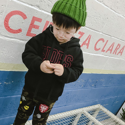 Παιδική κουκούλα με κουκούλα με ζεύξεις και δίχρωμη επιγραφή