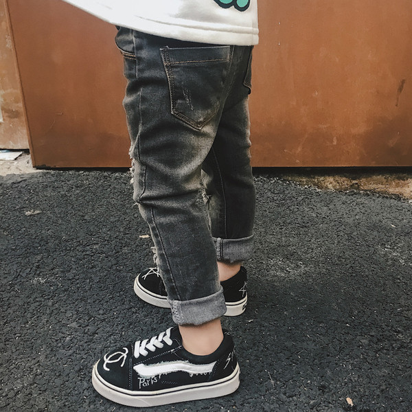 Μοντέρνα παιδικά τζιν για αγόρια σε σκούρο χρώμα