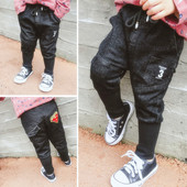 Περιστασιακά αθλητικά παντελόνια για τα αγόρια με τα πόδια, στενά σε σχήμα ματιών σε μαύρο χρώμα