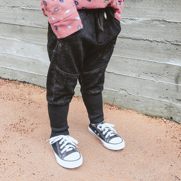 Περιστασιακά αθλητικά παντελόνια για τα αγόρια με τα πόδια, στενά σε σχήμα ματιών σε μαύρο χρώμα