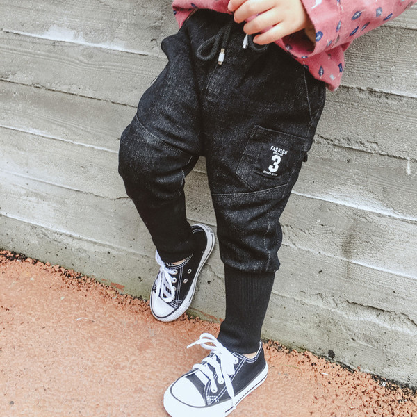 Περιστασιακά αθλητικά παντελόνια για τα αγόρια με τα πόδια, στενά σε σχήμα ματιών σε μαύρο χρώμα