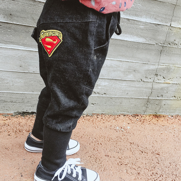 Περιστασιακά αθλητικά παντελόνια για τα αγόρια με τα πόδια, στενά σε σχήμα ματιών σε μαύρο χρώμα