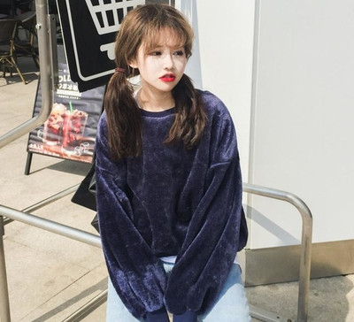 Βελούδινη μπλούζα γυναικών σε ευρύ σχέδιο με κέντημα στην πλάτη