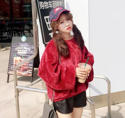 Βελούδινη μπλούζα γυναικών σε ευρύ σχέδιο με κέντημα στην πλάτη