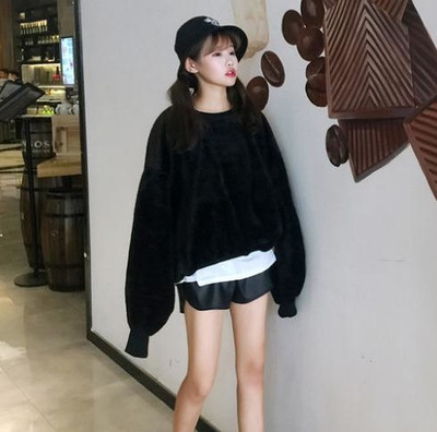 Βελούδινη μπλούζα γυναικών σε ευρύ σχέδιο με κέντημα στην πλάτη