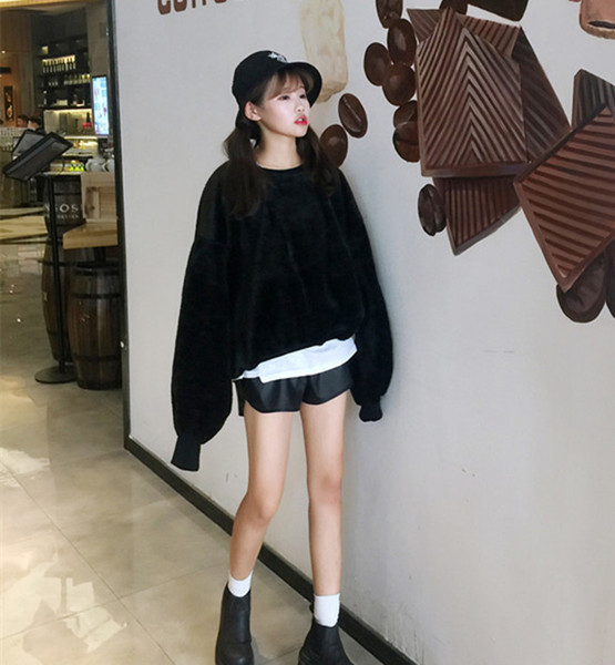 Βελούδινη μπλούζα γυναικών σε ευρύ σχέδιο με κέντημα στην πλάτη