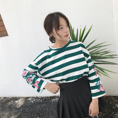 Καθημερινή κυρία μπλούζα σε ευρύ μοτίβο με floral στοιχεία