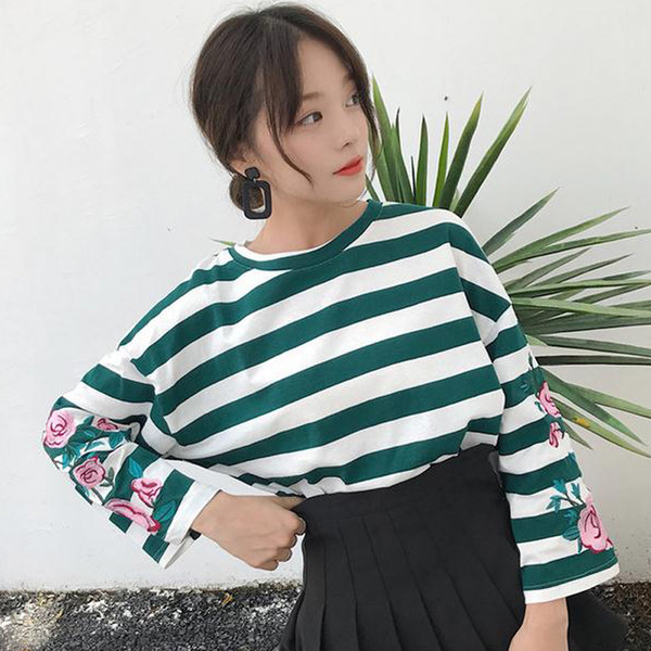 Καθημερινή κυρία μπλούζα σε ευρύ μοτίβο με floral στοιχεία