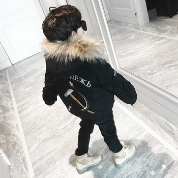 Детско зимно яке с качулка и пух с надпис и апликация на гърба в черен цвят