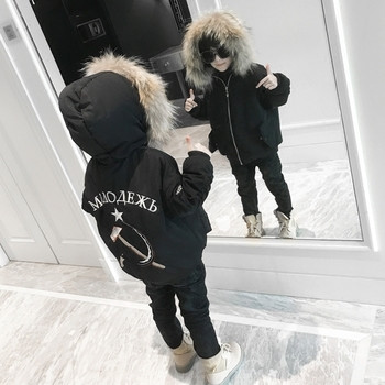 Παιδικό χειμωνιάτικο σακάκι με κουκούλα και φλάουτο με μαύρο γράψιμο στο πίσω μέρος και εφαρμογή