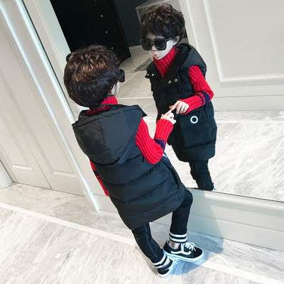 Стилен дълъг елек за момчета с качулка и метални халки по джобовете в черен цвят