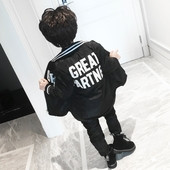 Σπορ-κομψό παιδικό μπουφάν για αγόρια με κολάρο σε σχήμα O και επιγραφή στο πίσω μέρος