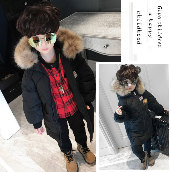 Αθλητικό κομψό μακρύ παιδικό μπουφάν για αγόρια με κουκούλα και κάτω σε μαύρο χρώμα