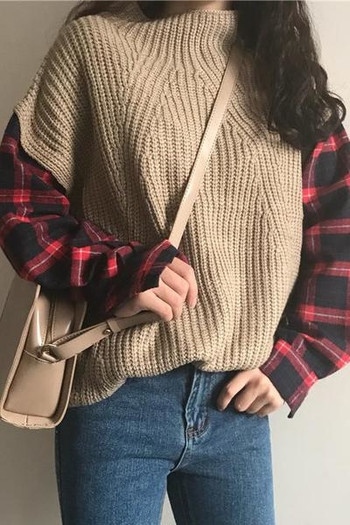 Стилен дамски пуловер с карирани ръкави в широк модел