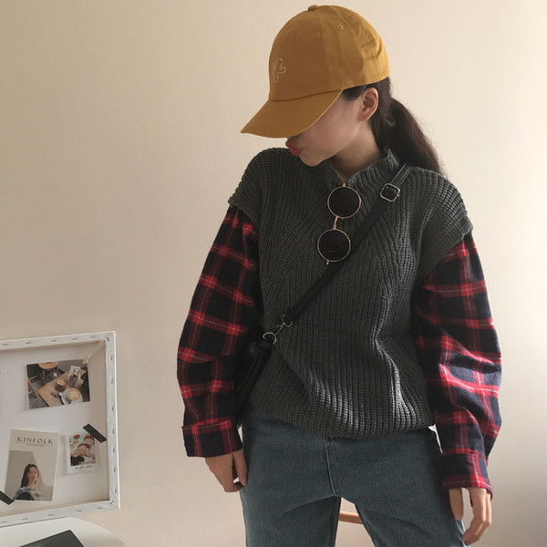 Κομψό πουλόβερ κυρίες με χαραγμένα μανίκια σε ένα ευρύ μοτίβο