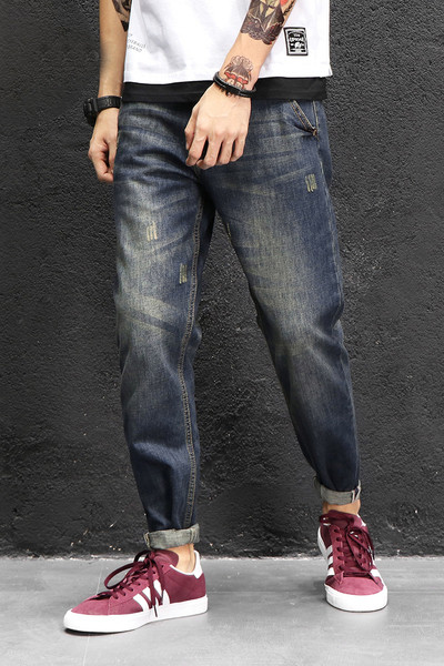 Αθλητικά κομψά τζιν ανδρικά σε σκούρο χρώμα