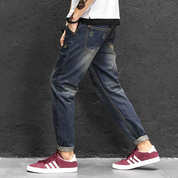 Αθλητικά κομψά τζιν ανδρικά σε σκούρο χρώμα