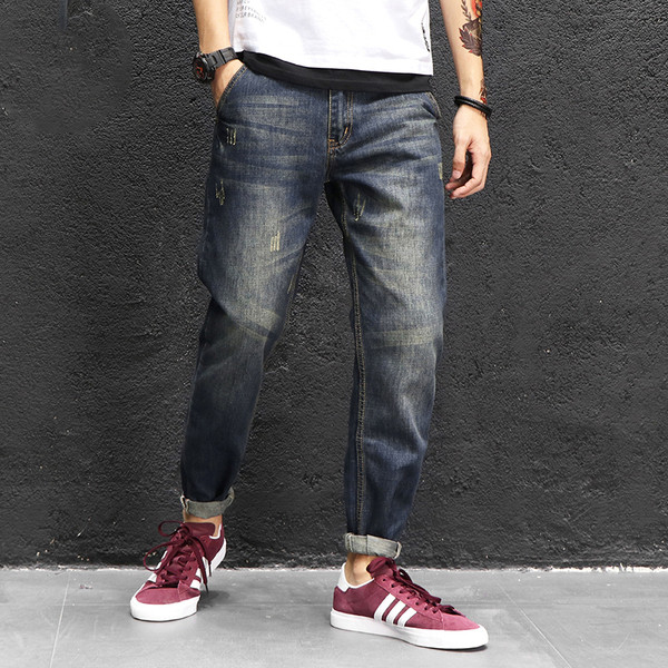 Αθλητικά κομψά τζιν ανδρικά σε σκούρο χρώμα