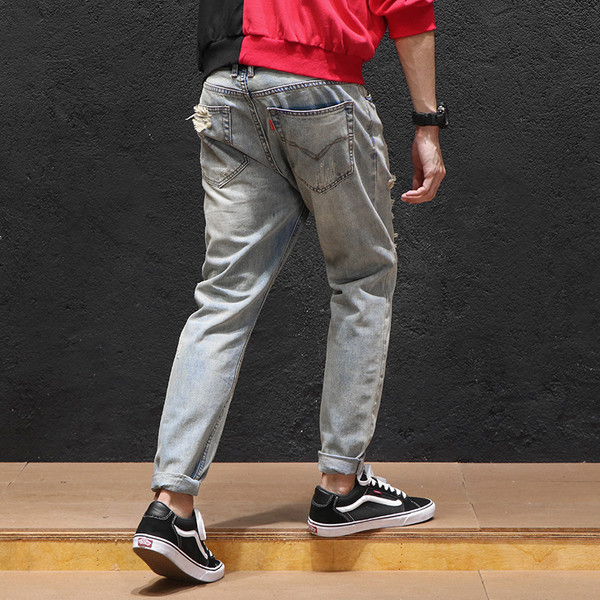 Νέα μοντέρνα τζην ανδρικά με μπάλες σε ανοιχτόχρωμο χρώμα