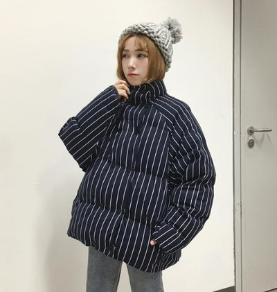 Ευρύ σαφές σακάκι κυπέλλων σε ριγωτή σε μαύρο και κόκκινο χρώμα