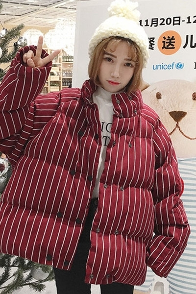 Ευρύ σαφές σακάκι κυπέλλων σε ριγωτή σε μαύρο και κόκκινο χρώμα