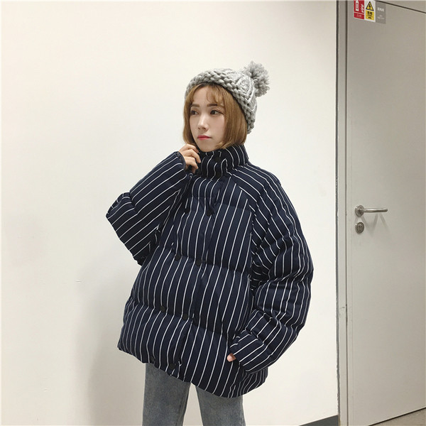 Ευρύ σαφές σακάκι κυπέλλων σε ριγωτή σε μαύρο και κόκκινο χρώμα