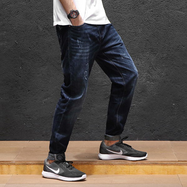Αθλητικά κομψά τζιν άνετα ανδρικά σε σκούρο χρώμα