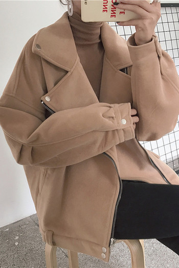 Стилно къси дамско палто в широк модел в бежов цвят