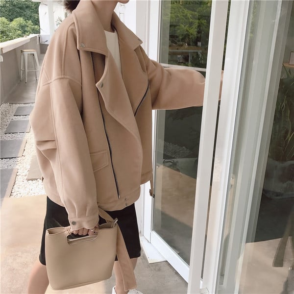 Κομψό κοντό παλτό σε ένα ευρύ μπεζ σχέδιο