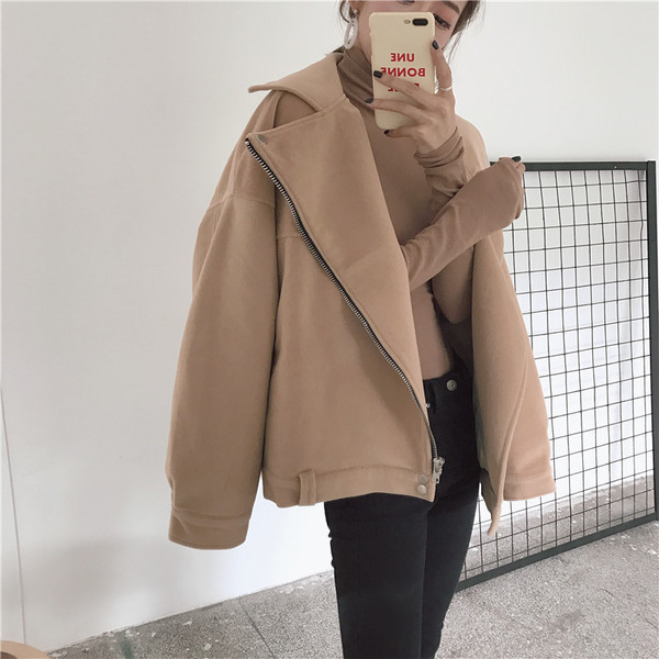 Κομψό κοντό παλτό σε ένα ευρύ μπεζ σχέδιο