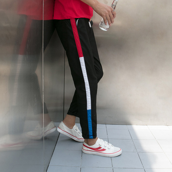 Ежедневен спортен мъжки панталон с цветни кантове в черен и бял цвят