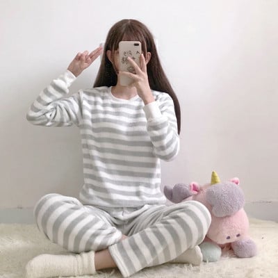 Πολύχρωμες κυρίες πιτζάμες σε δύο χρώματα